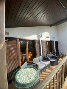 balcón con bañera de hidromasaje en la terraza en Casa Rural Laurenea, en Alzate