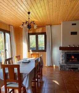 une salle à manger avec une table et une cheminée dans l'établissement Casa Rural Laurenea, à Alzate