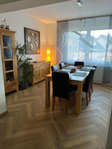 een eetkamer met een tafel en stoelen bij Entspannung am Niederrhein - großes helles Haus mit Kamin in Emmerich