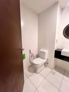セティア・アラムにあるHome Cinema-Trefoil Setia Alam-Near Setia Mall & Setia Convention Centreのトイレと洗面台付きのバスルーム