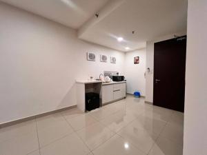 セティア・アラムにあるHome Cinema-Trefoil Setia Alam-Near Setia Mall & Setia Convention Centreの白い壁のキッチン、カウンターが備わります。