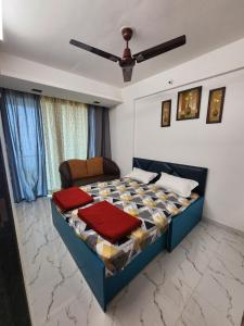 1 dormitorio con 1 cama y ventilador de techo en Ocean Front By Seascapes en Ānjarle