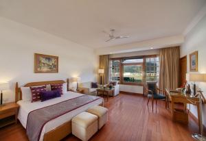 Postel nebo postele na pokoji v ubytování Jaypee Residency Manor