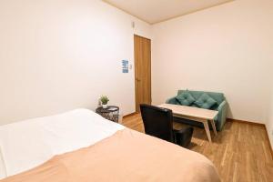Een bed of bedden in een kamer bij 万博会場まで直通2駅10分USJ海遊館近い 朝潮橋駅徒歩4分無料駐車場有り最大12名宿泊可能 Wifi ベビー用品充実