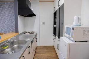 Een keuken of kitchenette bij 万博会場まで直通2駅10分USJ海遊館近い 朝潮橋駅徒歩4分無料駐車場有り最大12名宿泊可能 Wifi ベビー用品充実