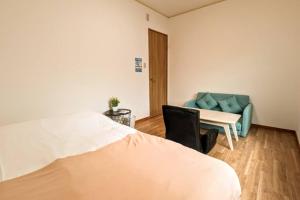 Een bed of bedden in een kamer bij 万博会場まで直通2駅10分USJ海遊館近い 朝潮橋駅徒歩4分無料駐車場有り最大12名宿泊可能 Wifi ベビー用品充実