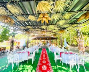 una sala banchetti con tavoli bianchi e sedie bianche di Phu Ninh Lake Resort & Spa a Tam Kỳ