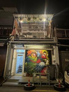 a building with a painting on the side of it at SPOT ON 90898 Kasturi Alley Guest House & Cat Hotel in Melaka