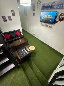 an overhead view of a room with green carpet at SPOT ON 90898 Kasturi Alley Guest House & Cat Hotel in Melaka