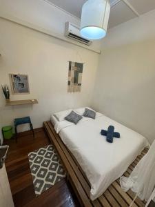 a bedroom with a bed with a black bow on it at SPOT ON 90898 Kasturi Alley Guest House & Cat Hotel in Melaka