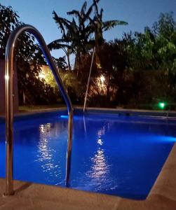 une piscine bleue avec une fontaine dans l'établissement Los Aromos, à Federación