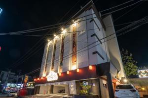 un bâtiment avec des lumières sur son côté la nuit dans l'établissement Aank Ryokan Yosuriguri Hotel, à Cheonan