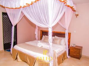 Postel nebo postele na pokoji v ubytování Paleo Hotel and Spa, Thika