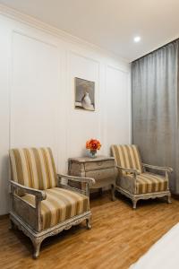 two chairs and a table in a room at Apollonia eState OLD TOWN BIG AND LUXURIOUS in Braşov