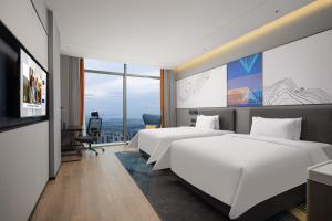 Ένα ή περισσότερα κρεβάτια σε δωμάτιο στο Hampton by Hilton Hangzhou Liangzhu