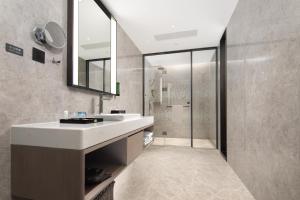 Ένα μπάνιο στο Hampton by Hilton Hangzhou Liangzhu
