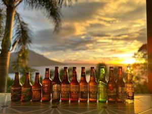 une rangée de bouteilles de bière assises sur une table dans l'établissement Villas by Eco Hotels Batangas, à Mataasnakahoy