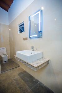 y baño con lavabo blanco y aseo. en Valores Resort Ahangama, en Ahangama