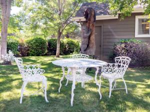 a table and two chairs in a yard with a tree at Wine Country Inn in Jacksonville +6 photos