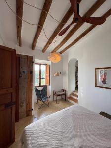 ファラニチュにあるFinca CanFirella Portocolomのベッドルーム1室(ベッド1台、椅子1脚付)