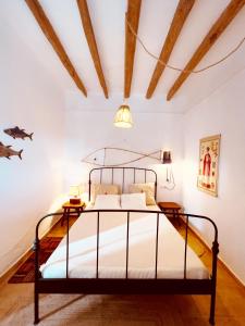 ファラニチュにあるFinca CanFirella Portocolomの白い壁のベッドルームで、金属製ベッド1台が備わります。
