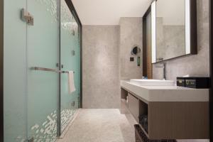 Ένα μπάνιο στο Hampton by Hilton Hangzhou Liangzhu