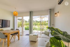 - un salon avec un canapé et une table dans l'établissement Le Mâconnais Guest House, à Vinzelles