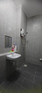 bagno con doccia e lavandino di Damai Homestay a Kajang