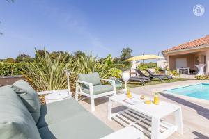 une villa avec une piscine dans l'établissement Le Mâconnais Guest House, à Vinzelles
