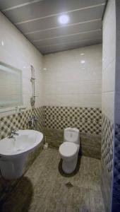 uma casa de banho com um WC e um lavatório em BATONI em Tbilisi