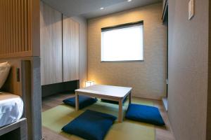 Habitación pequeña con mesa y ventana en Minn Akihabara, en Tokio