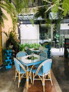 una mesa y sillas en una habitación con plantas en Containers by Eco Hotel en Tagaytay