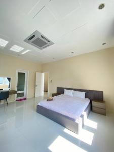 1 dormitorio con cama y escritorio. en Sealink Beach Villa PE48- PE69, en Ấp Bình Hưng