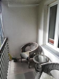 スヴァウキにあるEmilkaの椅子2脚と窓が備わる客室です。