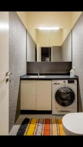 uma cozinha com um lavatório e uma máquina de lavar roupa em METRİTİKAS APARTMENT em Istambul