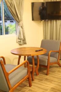 TV a/nebo společenská místnost v ubytování Shanti Boutique Hotel