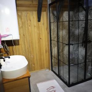 a bathroom with a shower with a sink and a toilet at ARSLANLAR İTENİÇİ BUNGALOW 