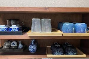 Fasilitas pembuat kopi dan teh di 庭付き和モダン平屋の一棟貸し 居庵 iori-ori 小さな森に住む