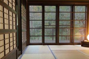 Galeri foto 庭付き和モダン平屋の一棟貸し 居庵 iori-ori 小さな森に住む di Shiigi