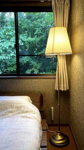 Tempat tidur dalam kamar di 庭付き和モダン平屋の一棟貸し 居庵 iori-ori 小さな森に住む