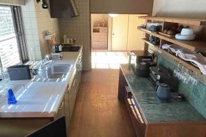 Dapur atau dapur kecil di 庭付き和モダン平屋の一棟貸し 居庵 iori-ori 小さな森に住む
