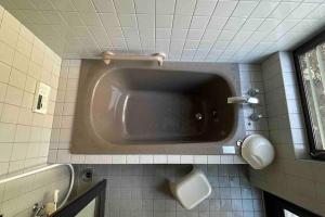 Kamar mandi di 庭付き和モダン平屋の一棟貸し 居庵 iori-ori 小さな森に住む