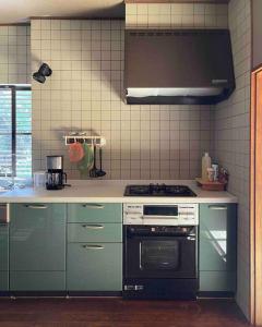 Dapur atau dapur kecil di 庭付き和モダン平屋の一棟貸し 居庵 iori-ori 小さな森に住む