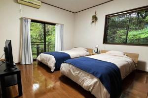 Tempat tidur dalam kamar di 庭付き和モダン平屋の一棟貸し 居庵 iori-ori 小さな森に住む