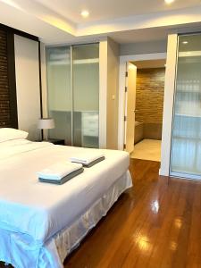 Un dormitorio con una cama con un libro. en Bel Air Cape Panwa Resort Phuket en Panwa Beach
