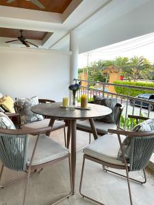 Un comedor con mesa y sillas en un patio. en Bel Air Cape Panwa Resort Phuket, en Panwa Beach