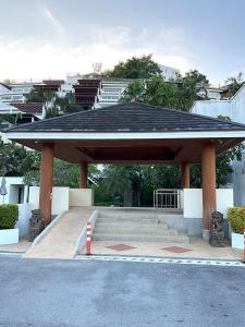 un pabellón con techo negro en un aparcamiento en Bel Air Cape Panwa Resort Phuket en Panwa Beach