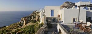 un restaurante al lado de un acantilado junto al océano en Kyma sto Phos en Chora Folegandros