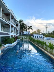 una piscina en medio de un edificio en Bel Air Cape Panwa Resort Phuket en Panwa Beach
