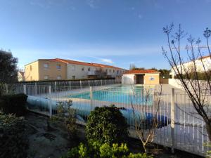 Bazén v ubytovaní Appartement dans résidence au calme avec piscine alebo v jeho blízkosti